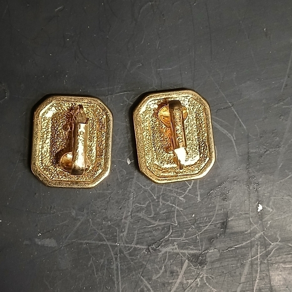 Square goldtone brown clip earrings avon - Picture 3 of 4